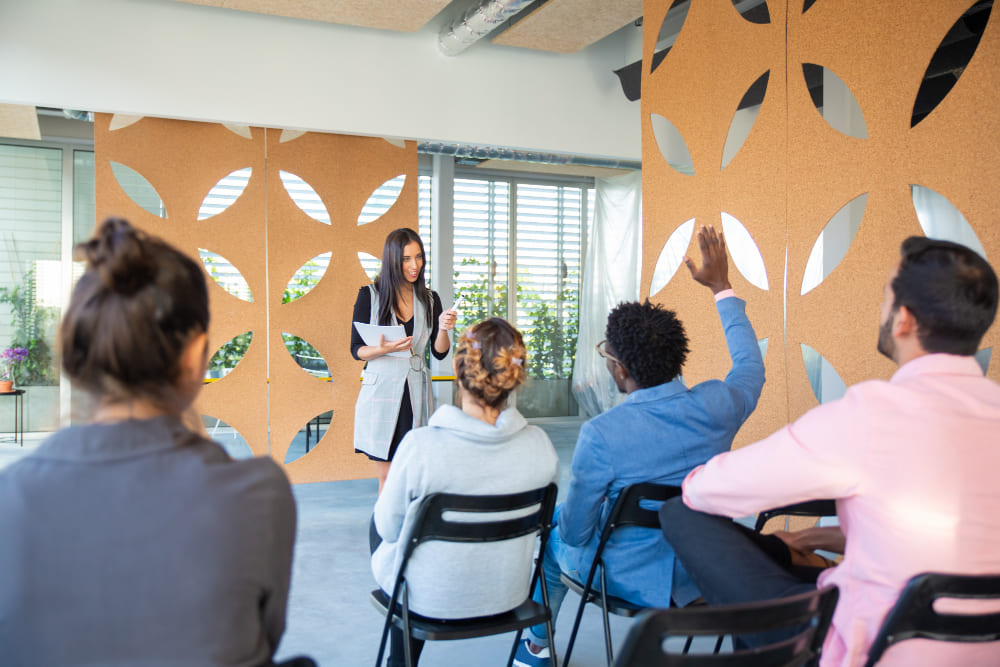 Charlas y Talleres Empresariales y Escolares: Impulsando el Aprendizaje y el Desarrollo